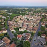 Vue aérienne du village de Sarrians